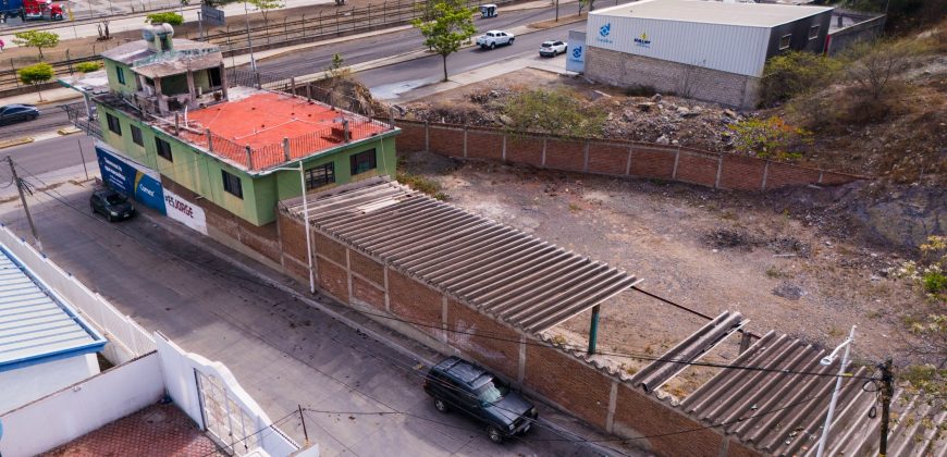 TERRENO + CONSTRUCCION. A PIE DE BLVD COSTERO MIGUEL DE LA MADRID