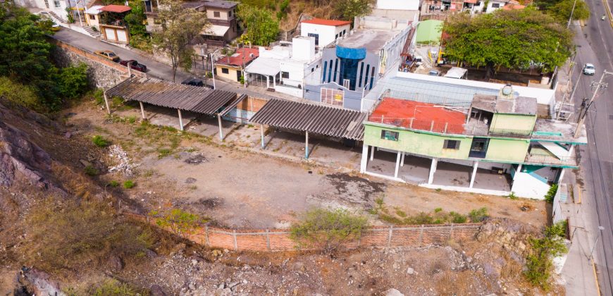 TERRENO + CONSTRUCCION. A PIE DE BLVD COSTERO MIGUEL DE LA MADRID